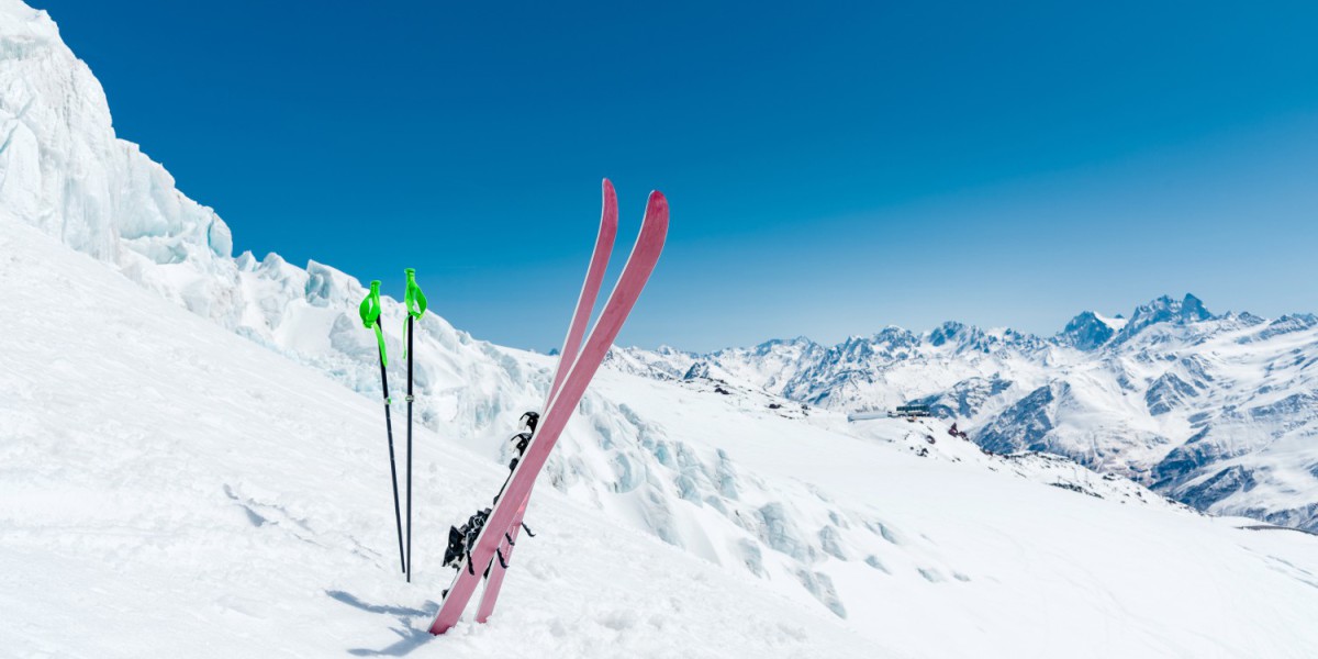 Ski's en stokken in de sneeuw